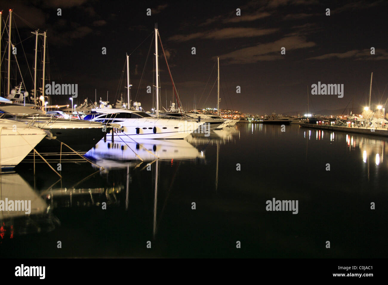 Atene di notte - barche in Flisvos Marina Foto Stock