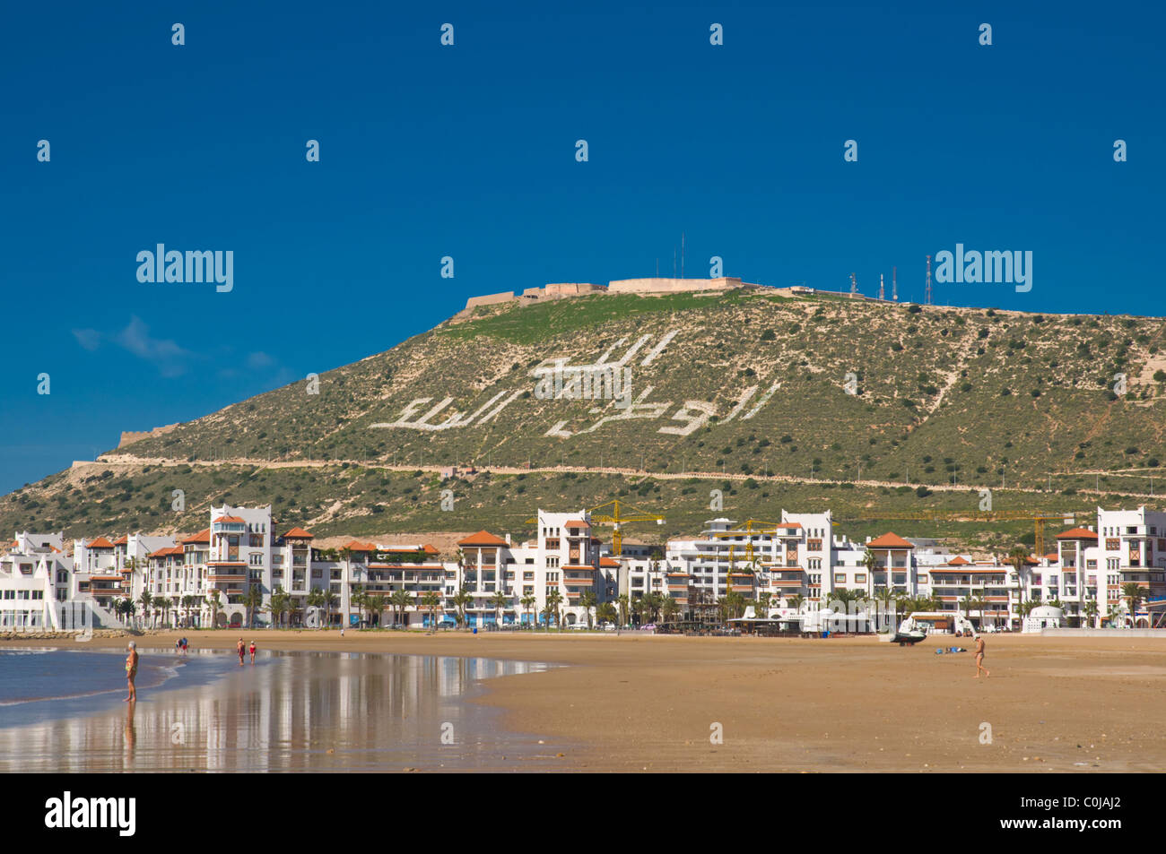 Spiaggia con nuove case di vacanza a porto Marina e collina Kasbah Agadir  il Souss Marocco del Sud Africa Foto stock - Alamy