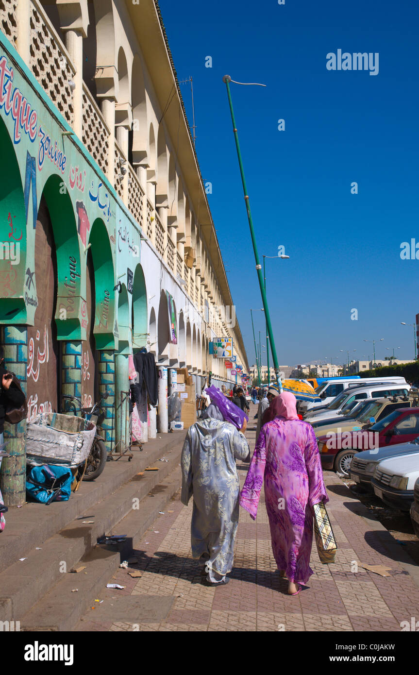 Locali di donne musulmane a piedi la piazza del mercato Inezgane cittadina nei pressi di Agadir il Souss Marocco del Sud Africa Foto Stock