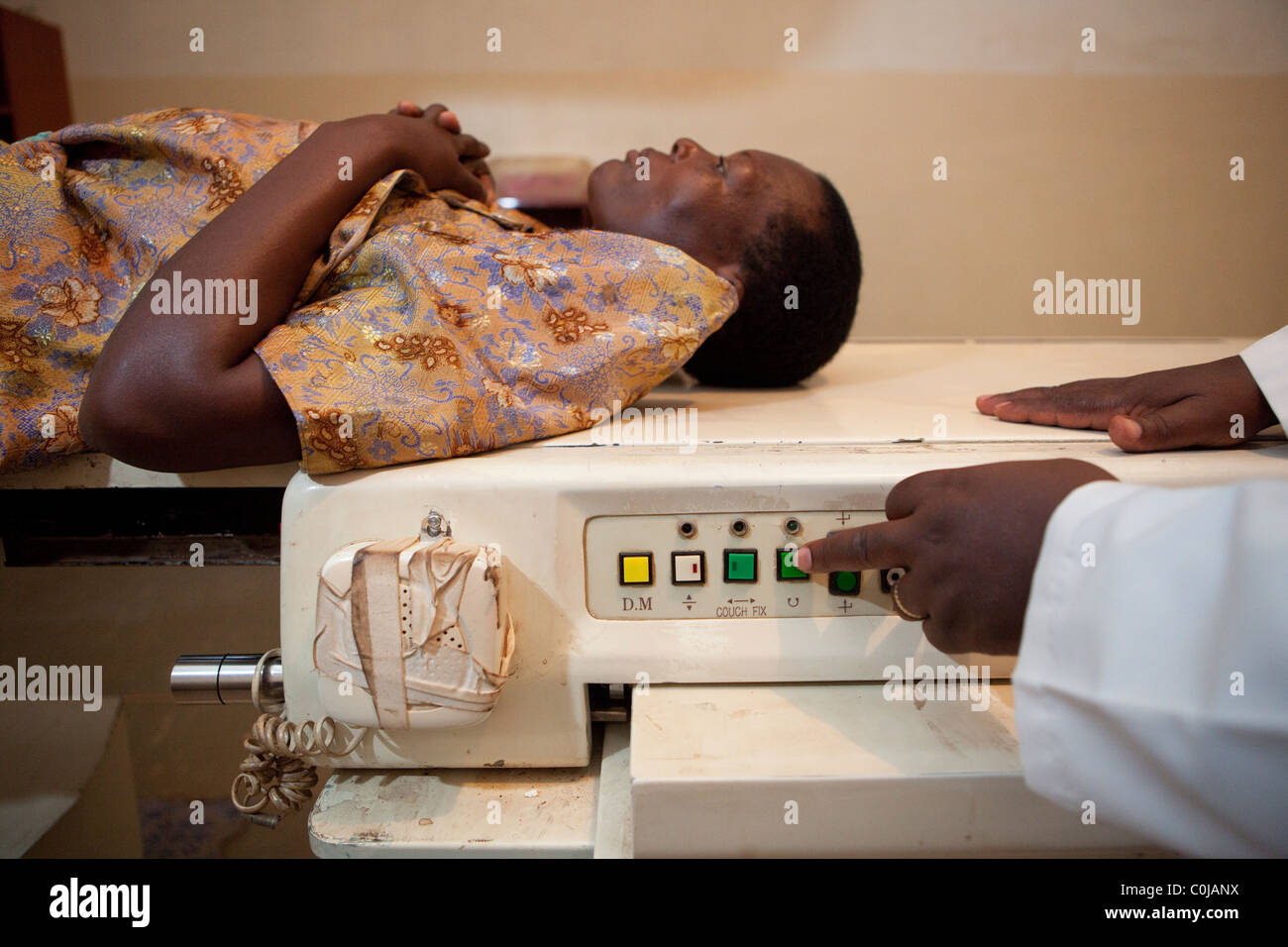 Una donna riceve la radiazione per la terapia del cancro cervicale in Ospedale Mulago a Kampala in Uganda. Foto Stock