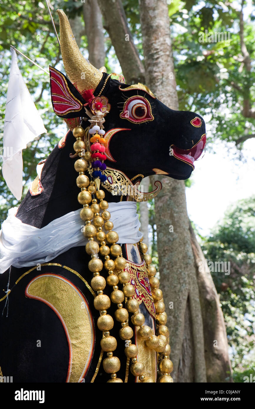 La cremazione in Ubud, Bali, Indonesia. Cremazioni sono parte di indù cultura Balinese e tradizioni. Foto Stock