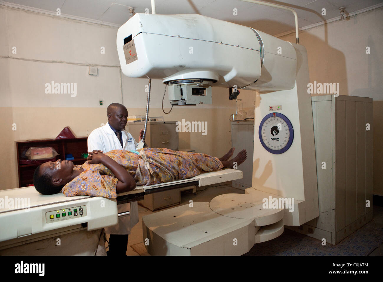 Una donna riceve la radiazione per la terapia del cancro cervicale in Ospedale Mulago a Kampala in Uganda. Foto Stock