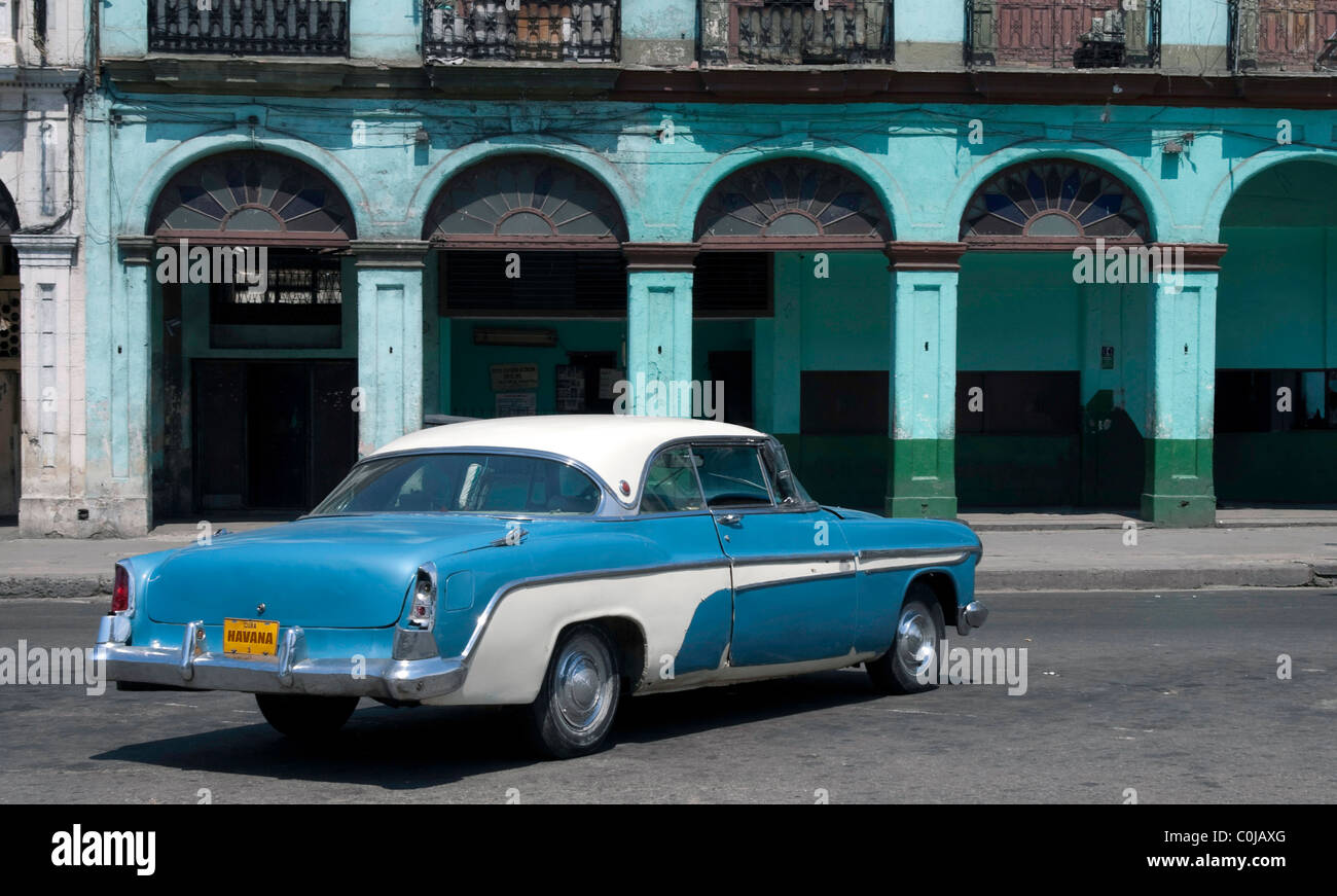 Classic American car presso Old Havana, Cuba. Foto Stock