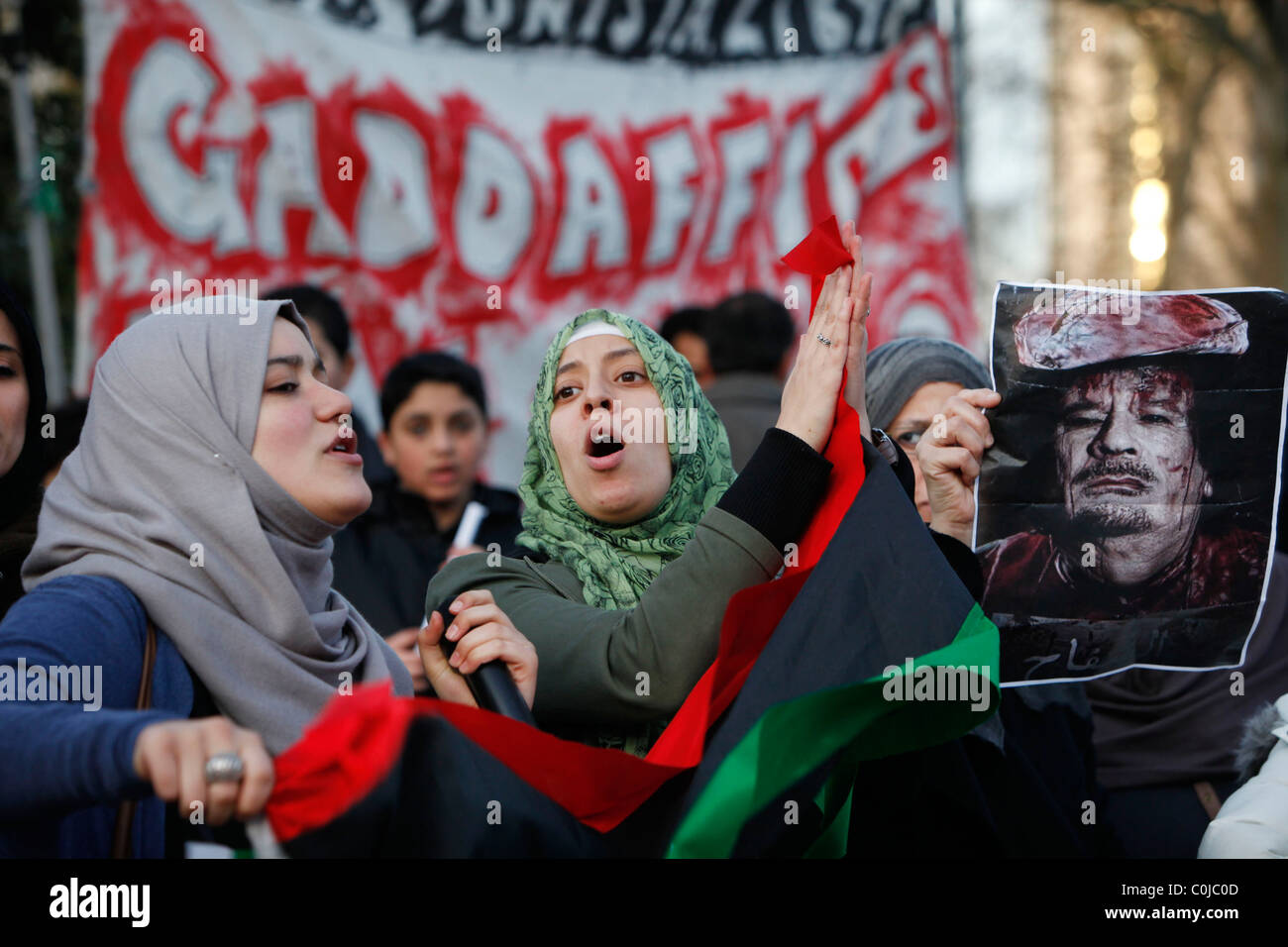 Giovani ragazze libico a anti-Gheddafi protesta a sostegno di una Libia libera dimostrare. Foto Stock