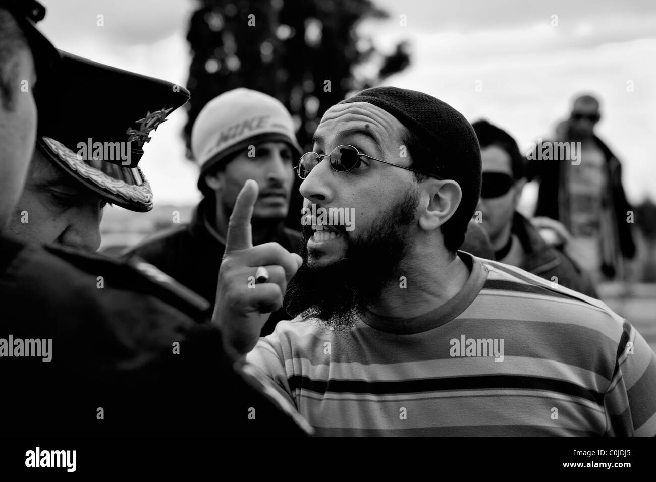 Un Libyan anti-Gheddafi protester parla con Malta la polizia durante una manifestazione di protesta di fronte all'Ambasciata libica in Malta Foto Stock