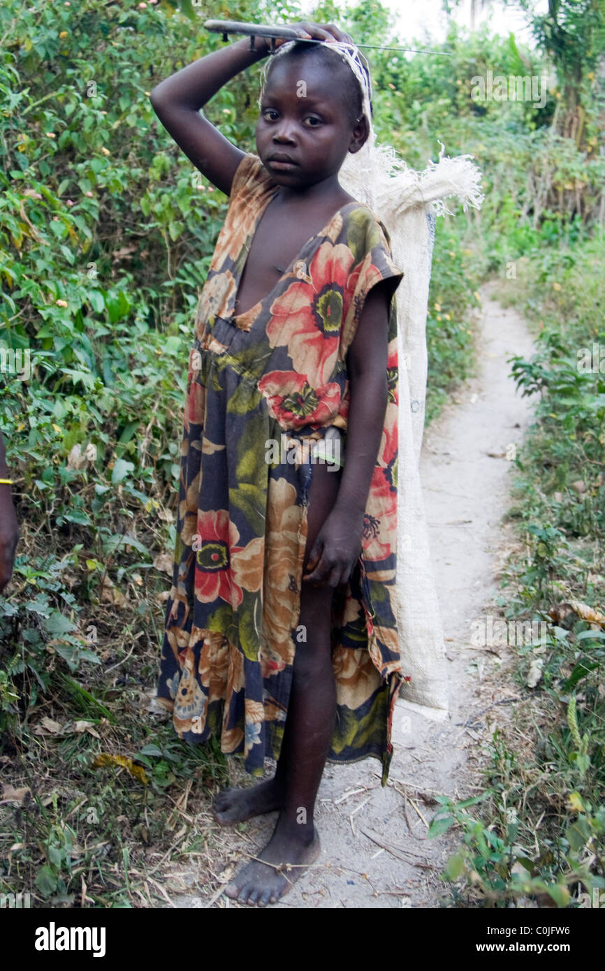 Una ragazza congolese nella foresta equatoriale ,Repubblica del Congo Foto Stock