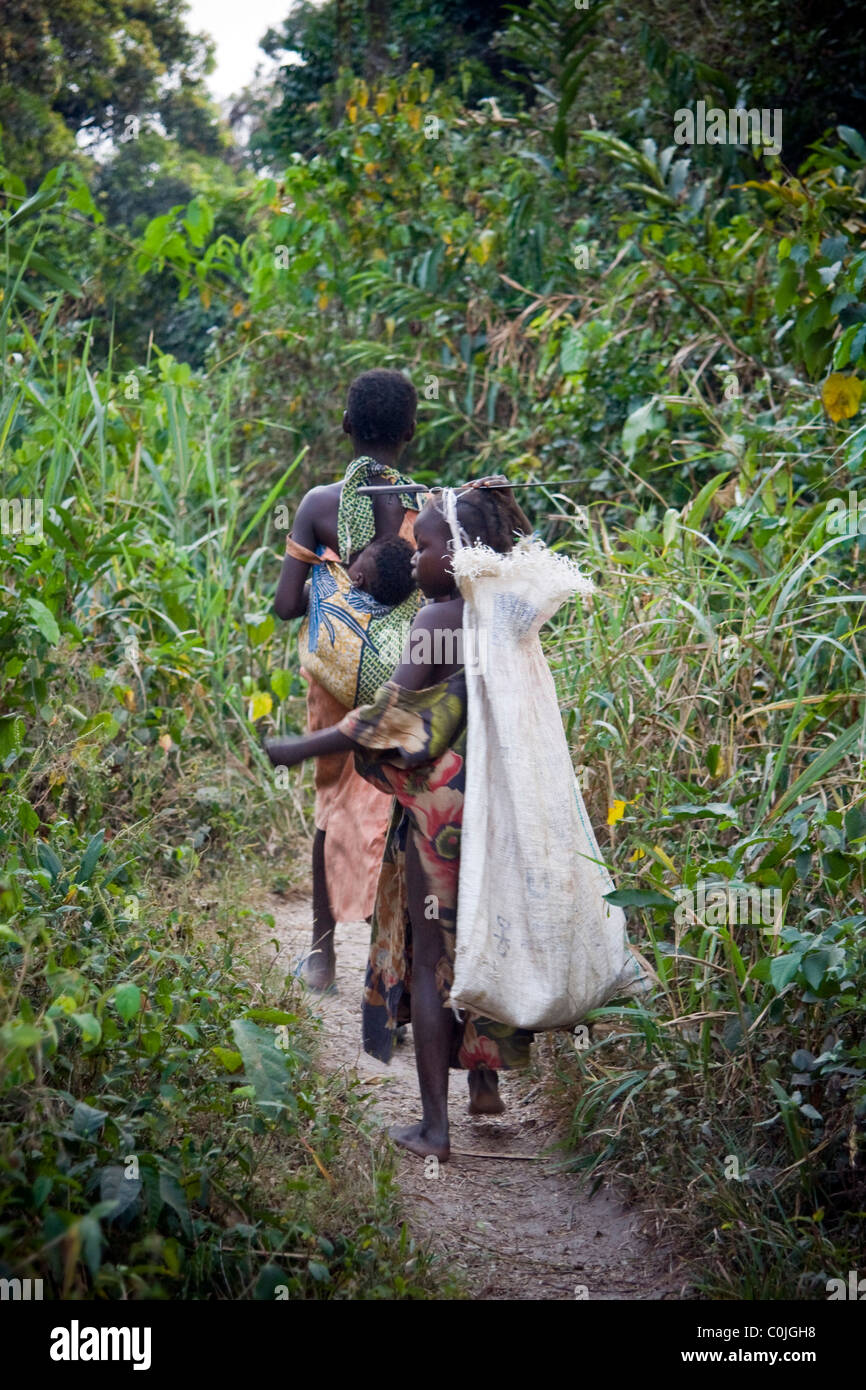 Famiglia congolese nella foresta equatoriale,Repubblica del Congo Foto Stock