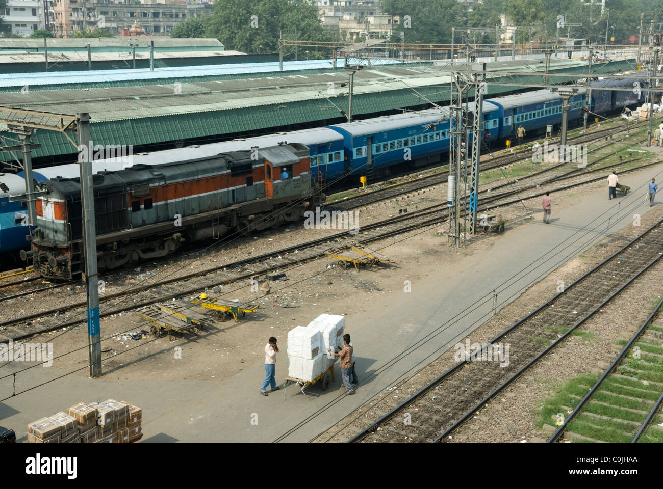 Binari del treno che conduce alla stazione ferroviaria di New Delhi, Delhi, India. Foto Stock