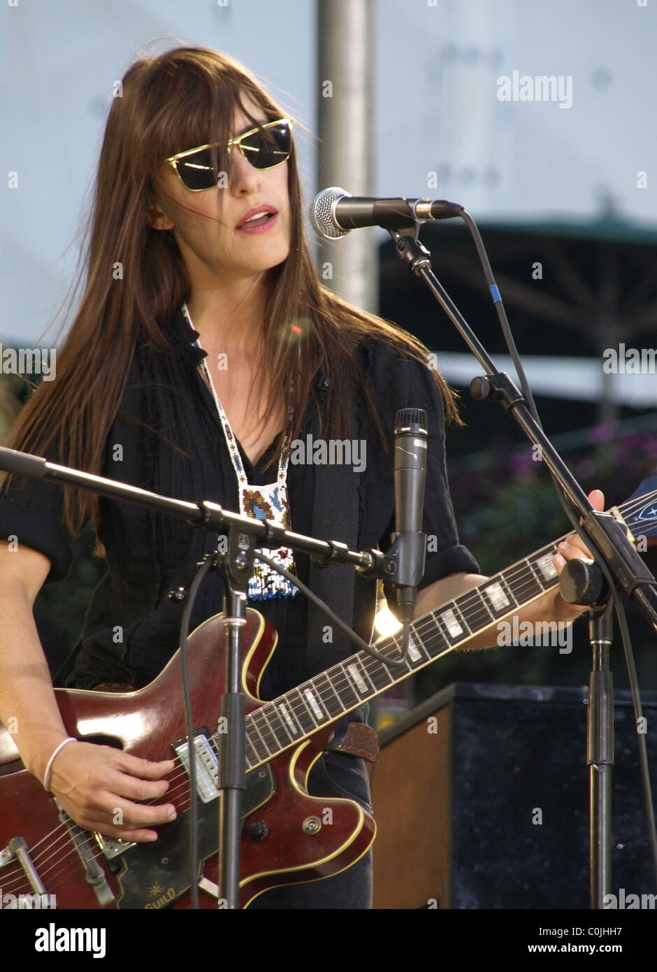 Il cantante canadese-cantautore Feist suona dal vivo per 'Good Morning America estivo della serie di concerti in Bryant Park di New York City, Foto Stock