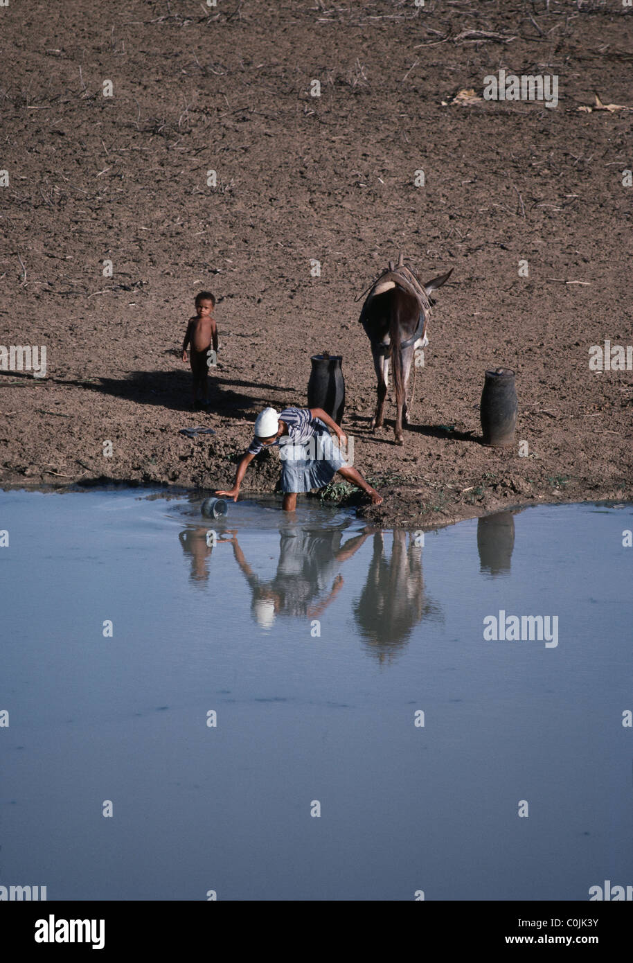 Una donna si raccoglie acqua in una zona rurale al di fuori di Fortaleza a causa della siccità incline a nord est del Brasile. Foto Stock