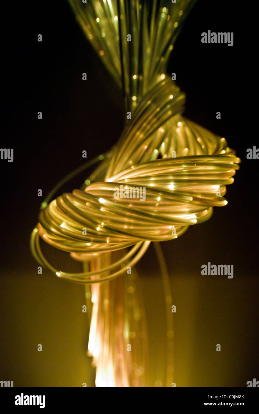 I cavi a fibre ottiche nella luminosa sala sensoriale. Foto Stock