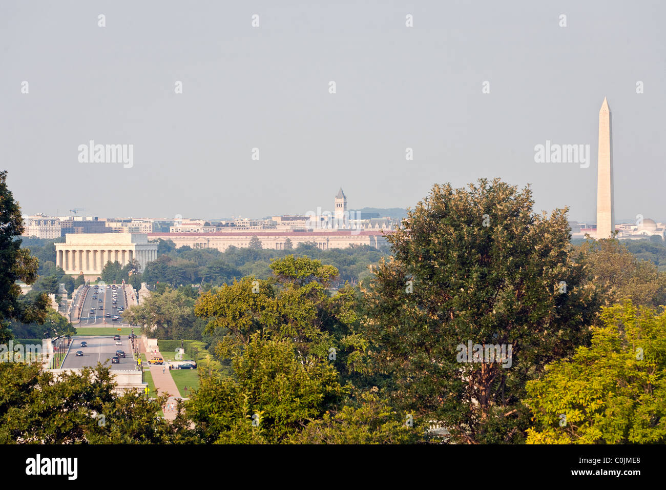 Una vista del Monumento a Washington e il monumento a Lincoln da Arlington National Cemetery. Foto Stock
