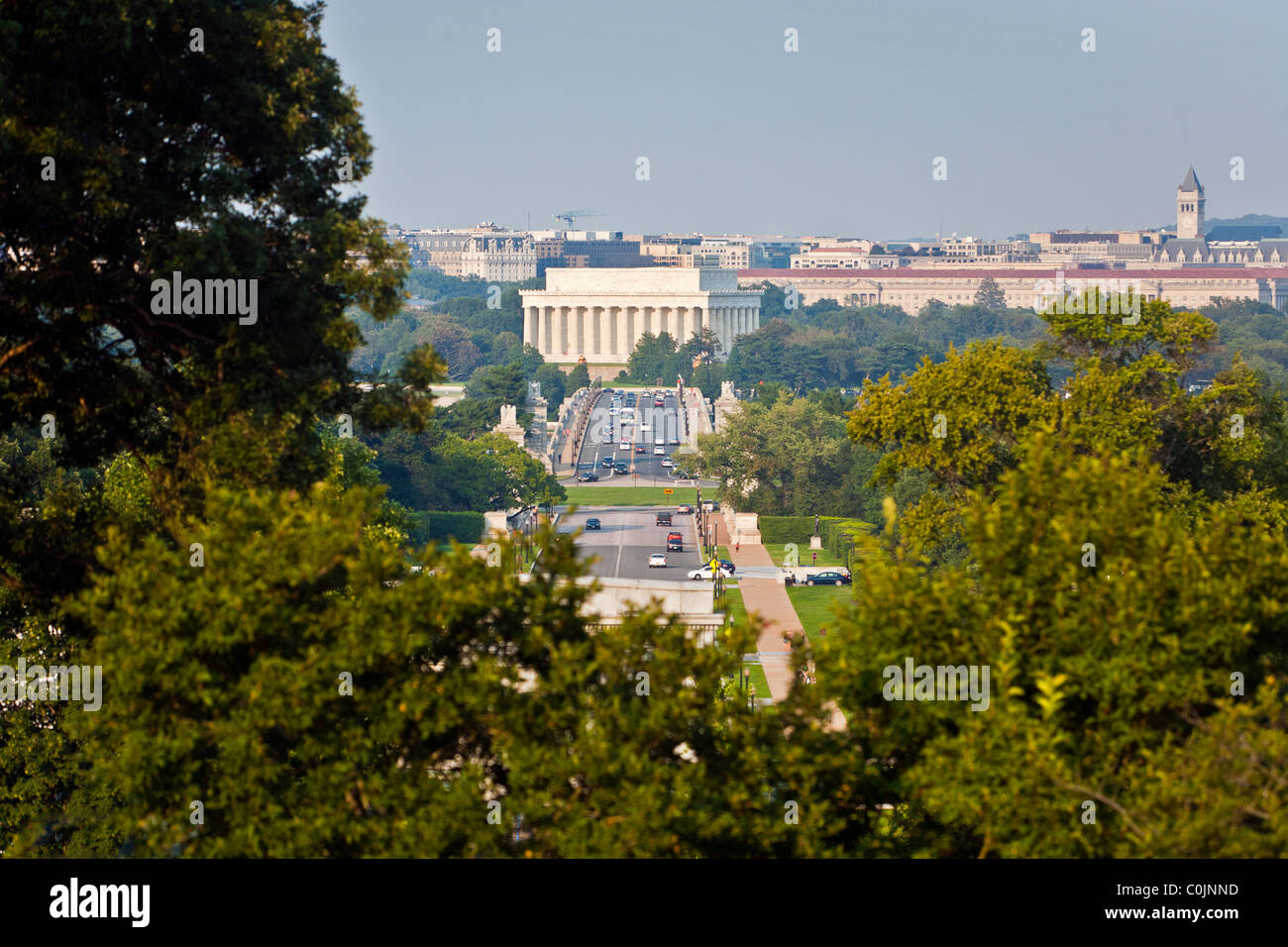 Una vista del monumento a Lincoln da il Cimitero Nazionale di Arlington. Foto Stock