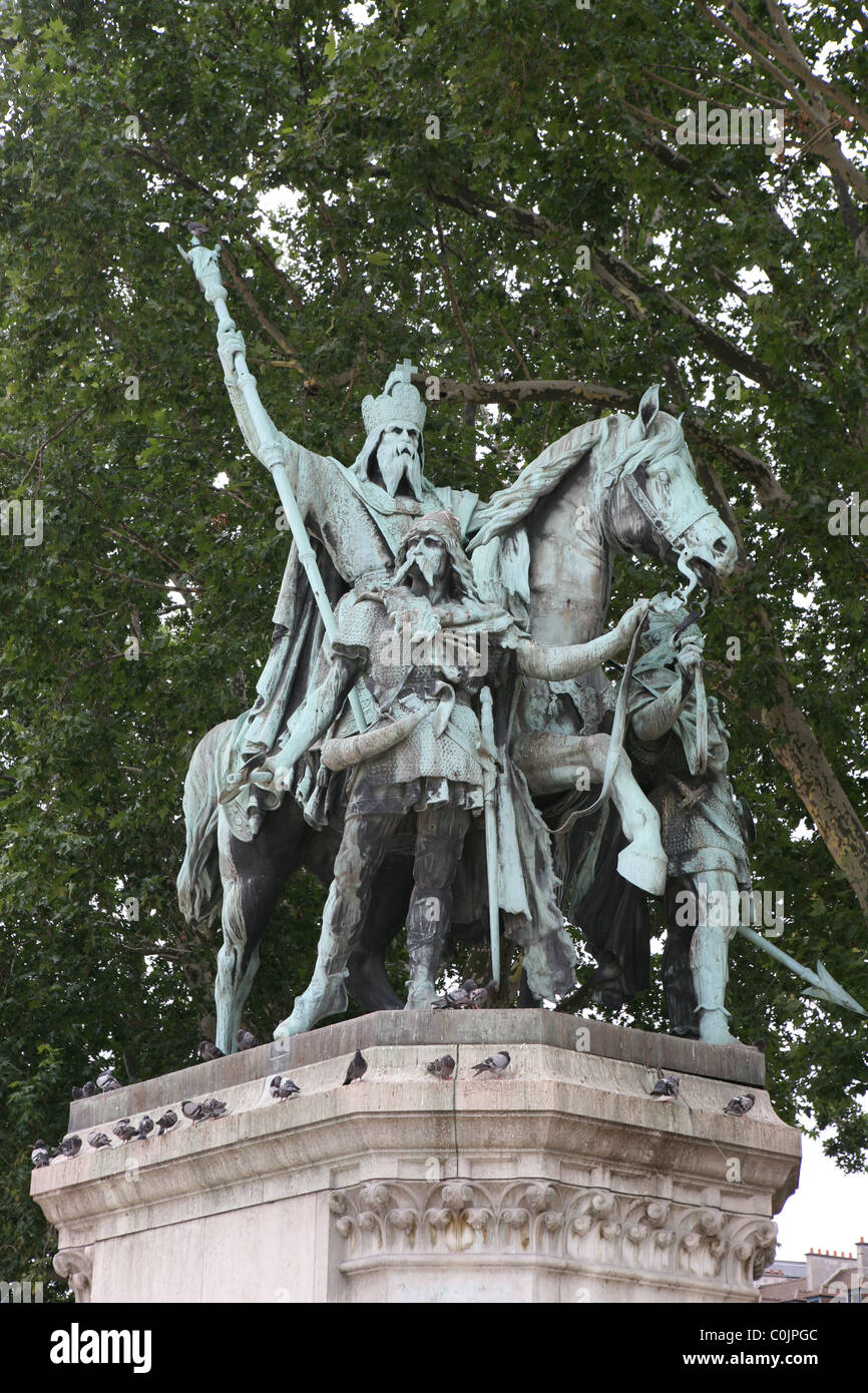 La statua di Carlo Magno da Luigi e Carlo Rochet davanti a Notre Dame de Paris Francia Foto Stock