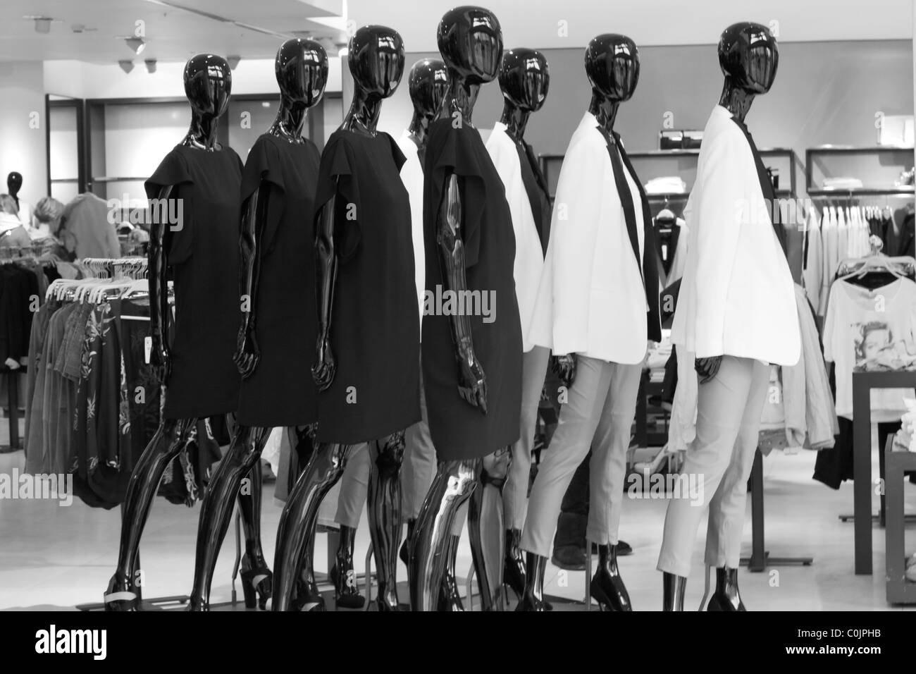 Shop la finestra di visualizzazione a Selfridges City di Londra Inghilterra in bianco e nero Foto Stock