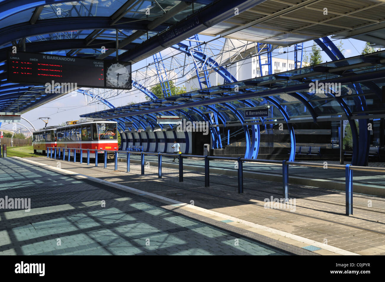 Un moderno K Barrandovu la stazione dei tram di Praga. Foto Stock