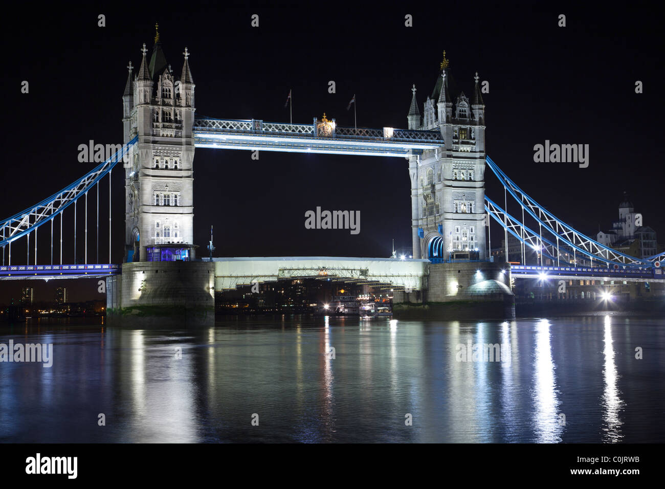 Il Tower Bridge una delle migliori attrazioni di Londra visto dal lato nord del Tamigi Foto Stock