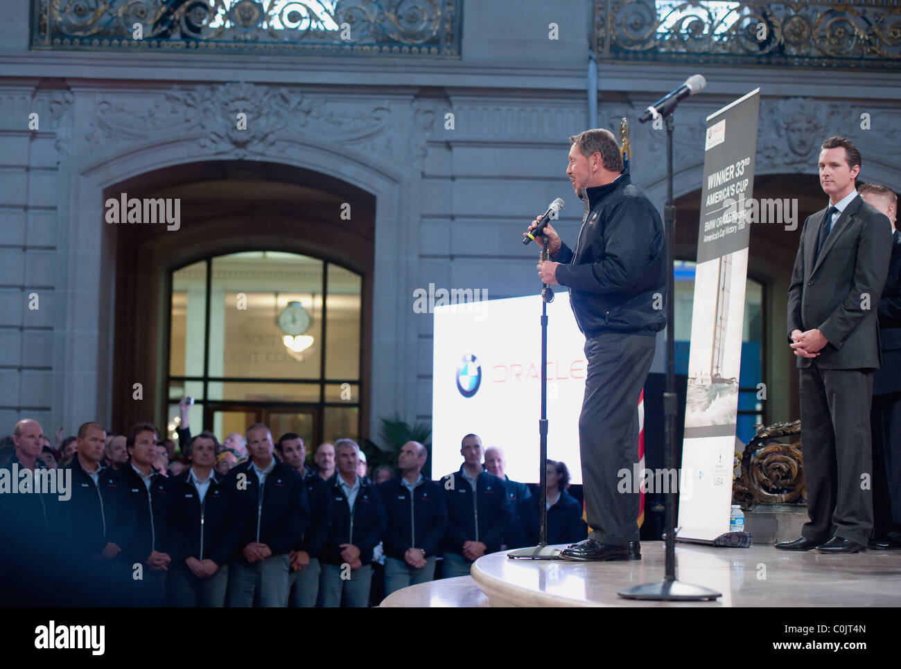 Larry Ellison risolve il BMW Team oracle a san francisco city hall Foto Stock