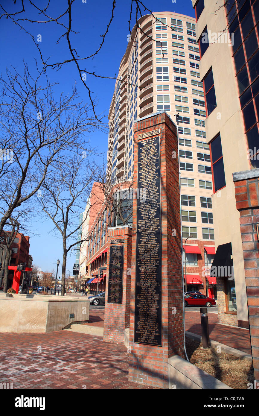 Downtown Evanston in Illinois ed alto edificio di condomini e Vietnam memorial a Church Street, Orrington Avenue, e Sherman Avenue Foto Stock