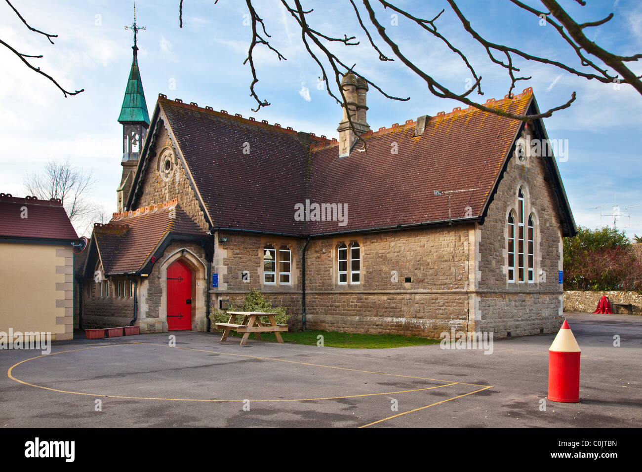 Un tipico paese di lingua inglese scuola primaria nel Wiltshire villaggio di South Marston vicino a Swindon, Inghilterra, Regno Unito con il Belfry Foto Stock