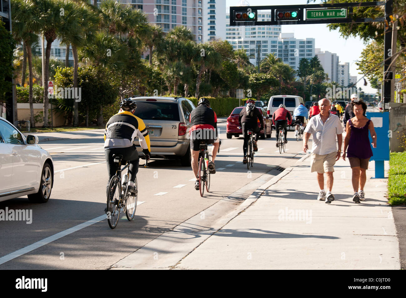 Pedone bicicletta automatica del traffico su Rt #1, Florida USA. Foto Stock