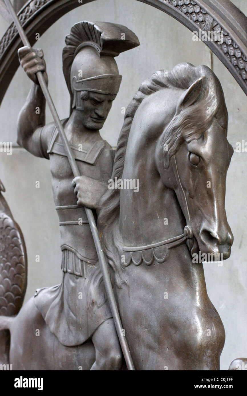 Bronzo soldato romano sui cancelli di Marble Arch della City di Londra Foto Stock