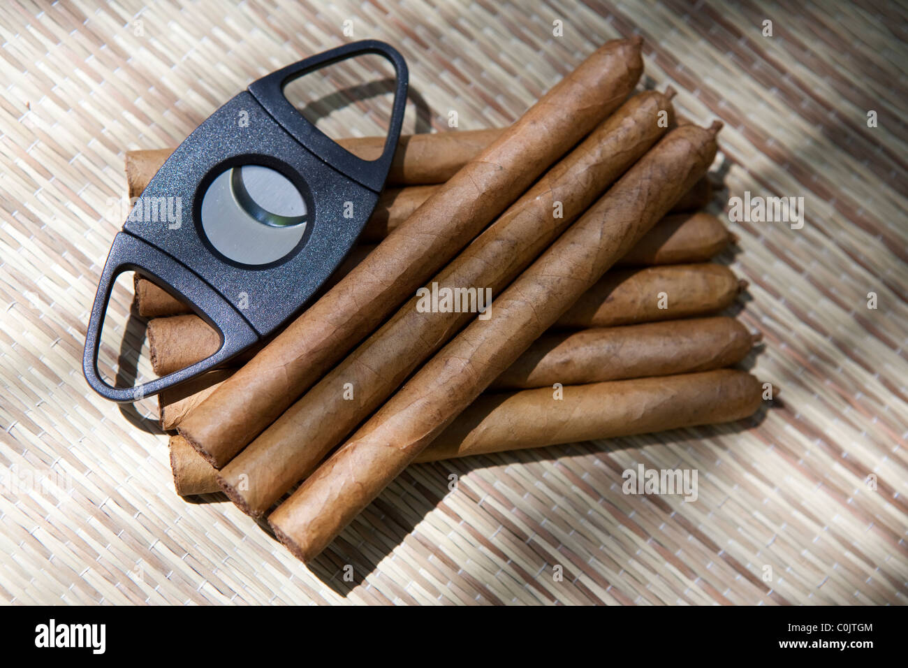 Coltello da caccia e marrone e sigari di tabacco arrotolato a mano isola in isola di La Palma Isole Canarie Spagna Foto Stock