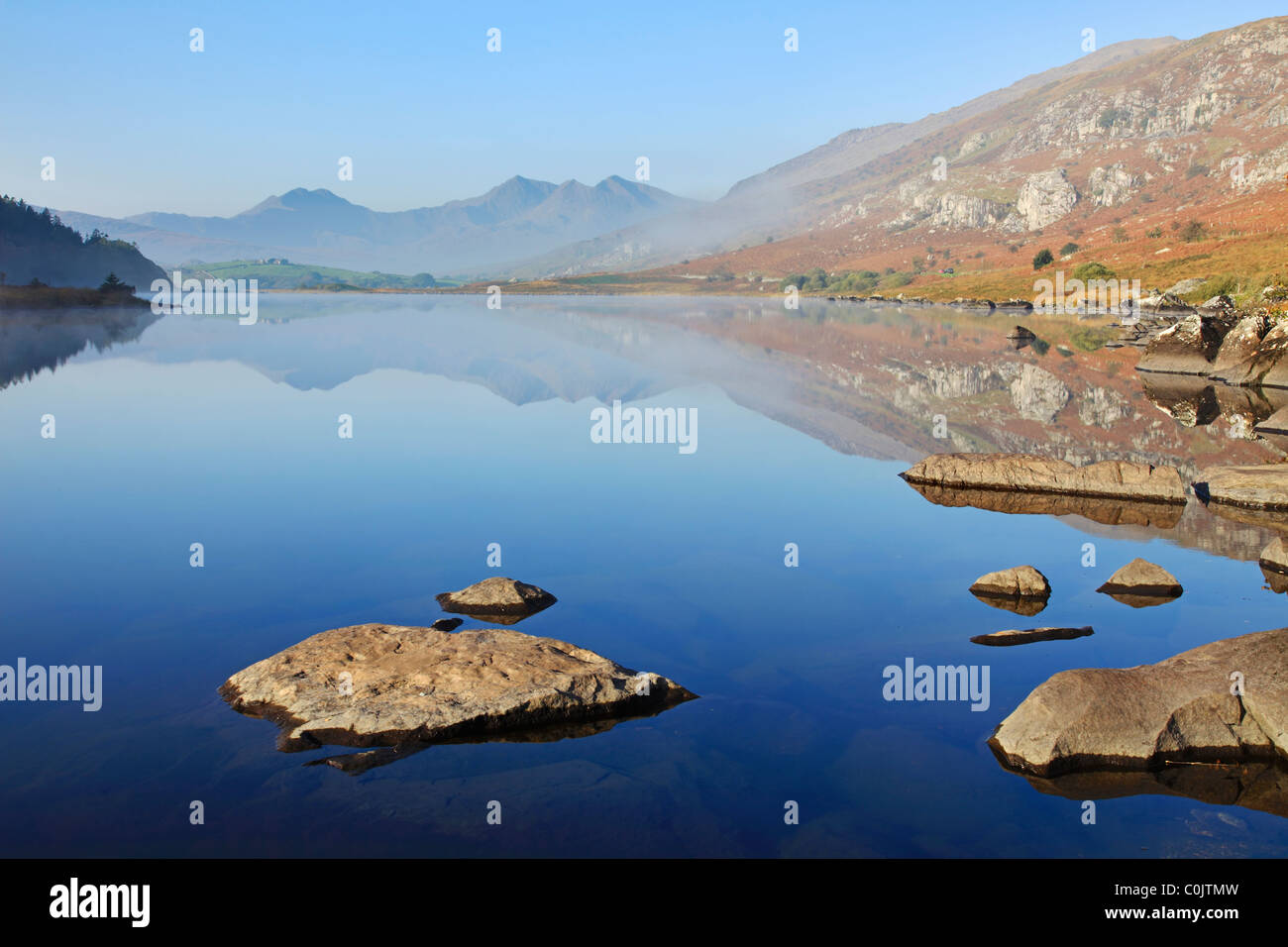 Snowdon riflessa in Llyn Mymbyr sul Parco Nazionale di Snowdonia, il Galles del Nord Foto Stock
