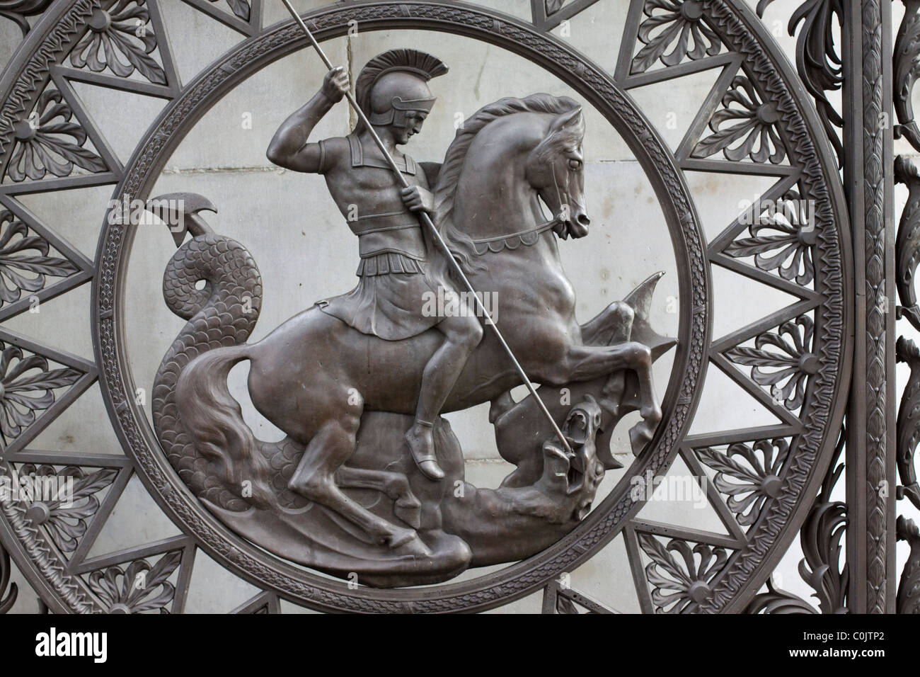 Bronzo soldato romano sui cancelli di Marble Arch della City di Londra Foto Stock