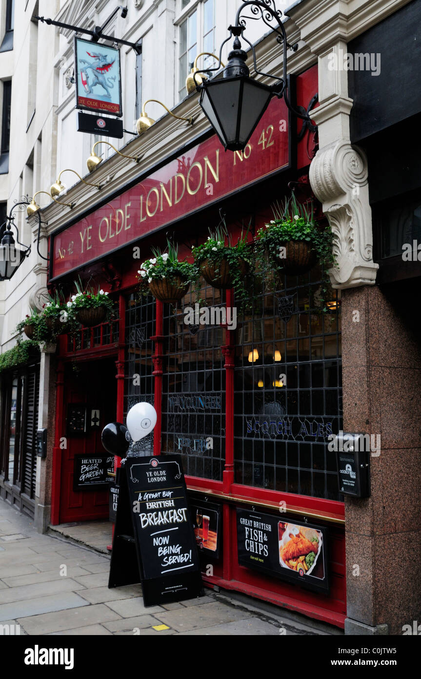 Ye Olde pub londinese, Ludgate Hill, London, England, Regno Unito Foto Stock