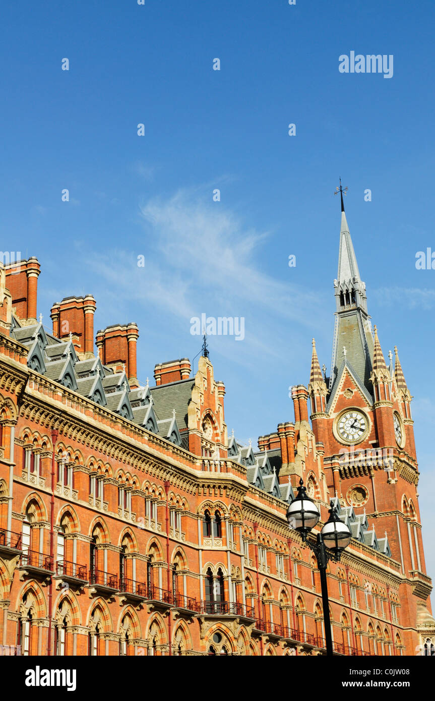 Dettaglio di St Pancras stazione ferroviaria, Euston Road, Londra, Inghilterra, Regno Unito Foto Stock