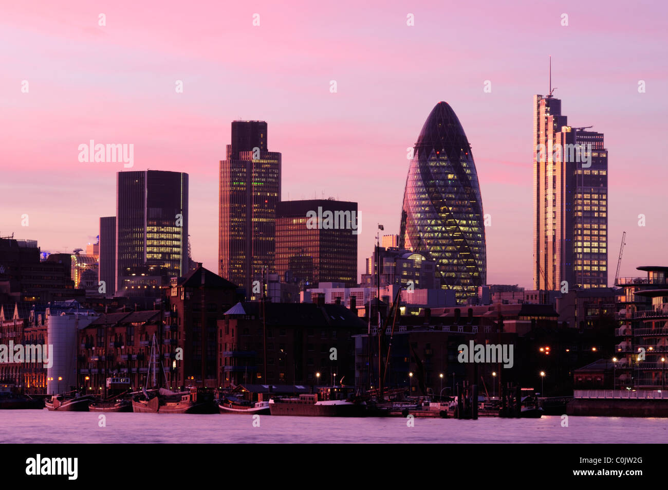 City of London skyline al tramonto, visto da Bermondsey, London, England, Regno Unito Foto Stock