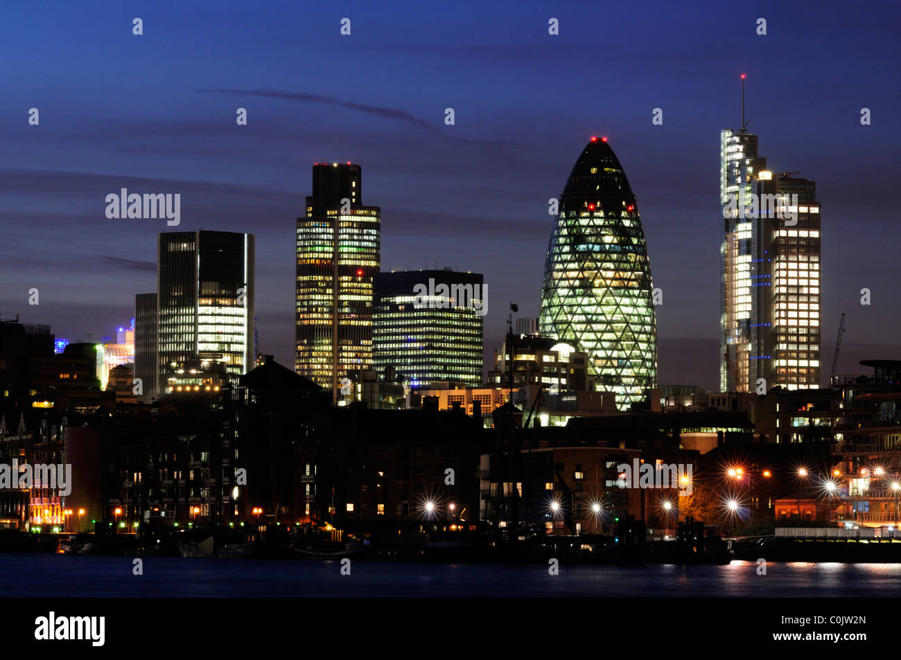 City of London skyline notturno visto da Bermondsey, London, England, Regno Unito Foto Stock
