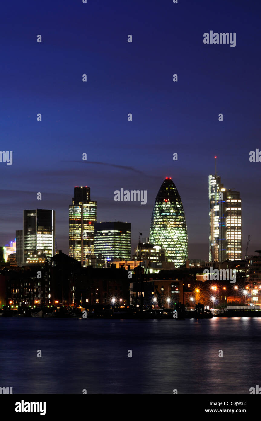 City of London skyline notturno, visto da Bermondsey, London, England, Regno Unito Foto Stock