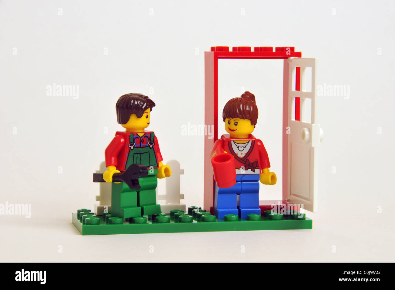 Coppia giovane uomo donna ragazzo ragazza lego persone di plastica Foto  stock - Alamy
