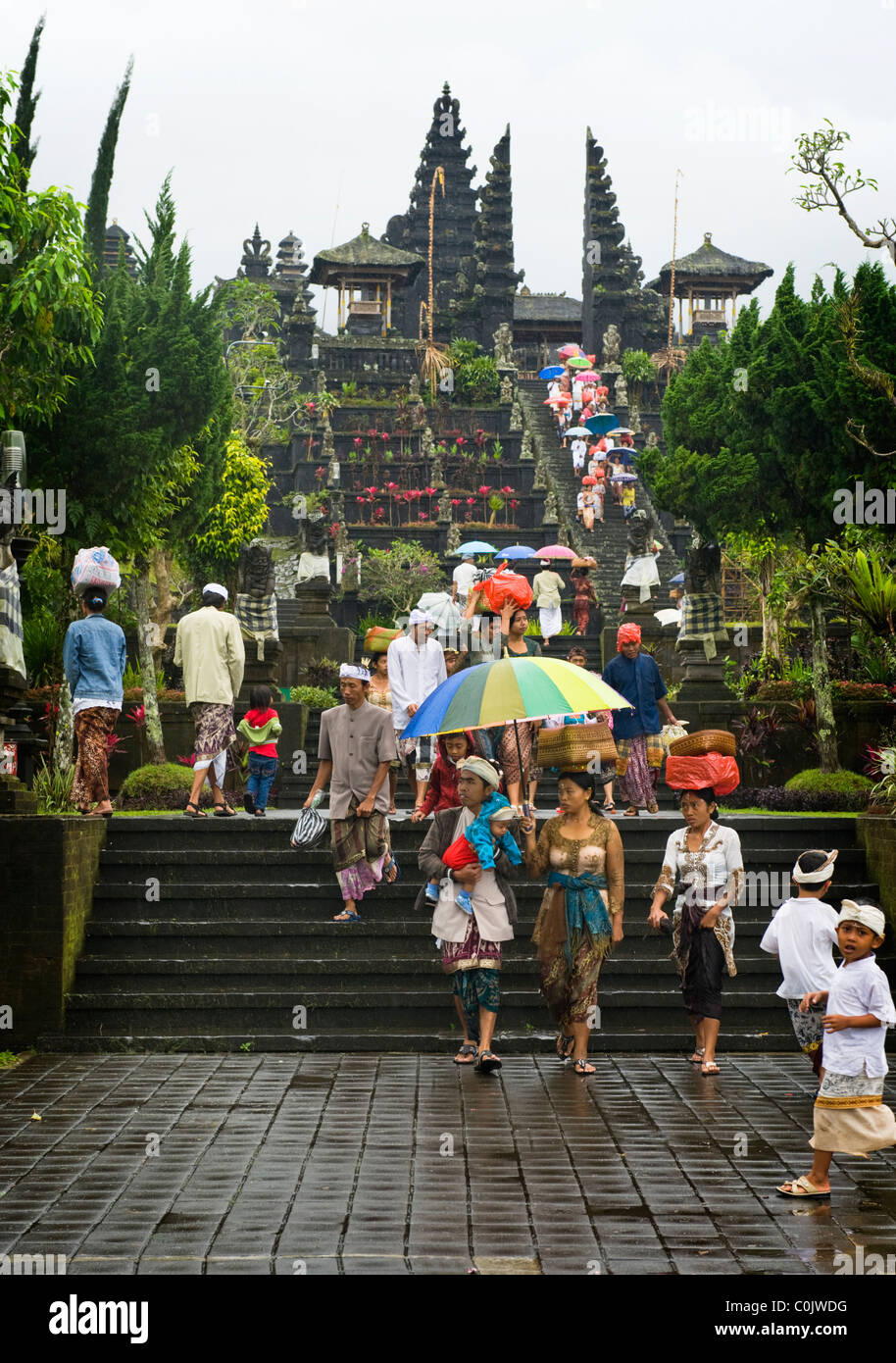 Hindu adoratori di Bali, Indonesia, vieni al 'tempio', Besakih, il più grande tempio, per una luna piena cerimonia. Foto Stock