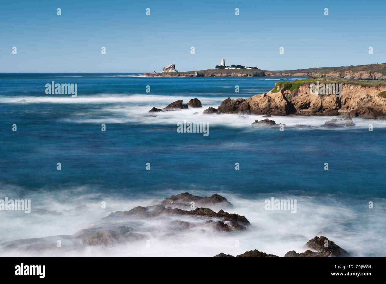 Vista costiera verso PIEDRAS BLANCAS Lighthouse, San Simeone, California Foto Stock