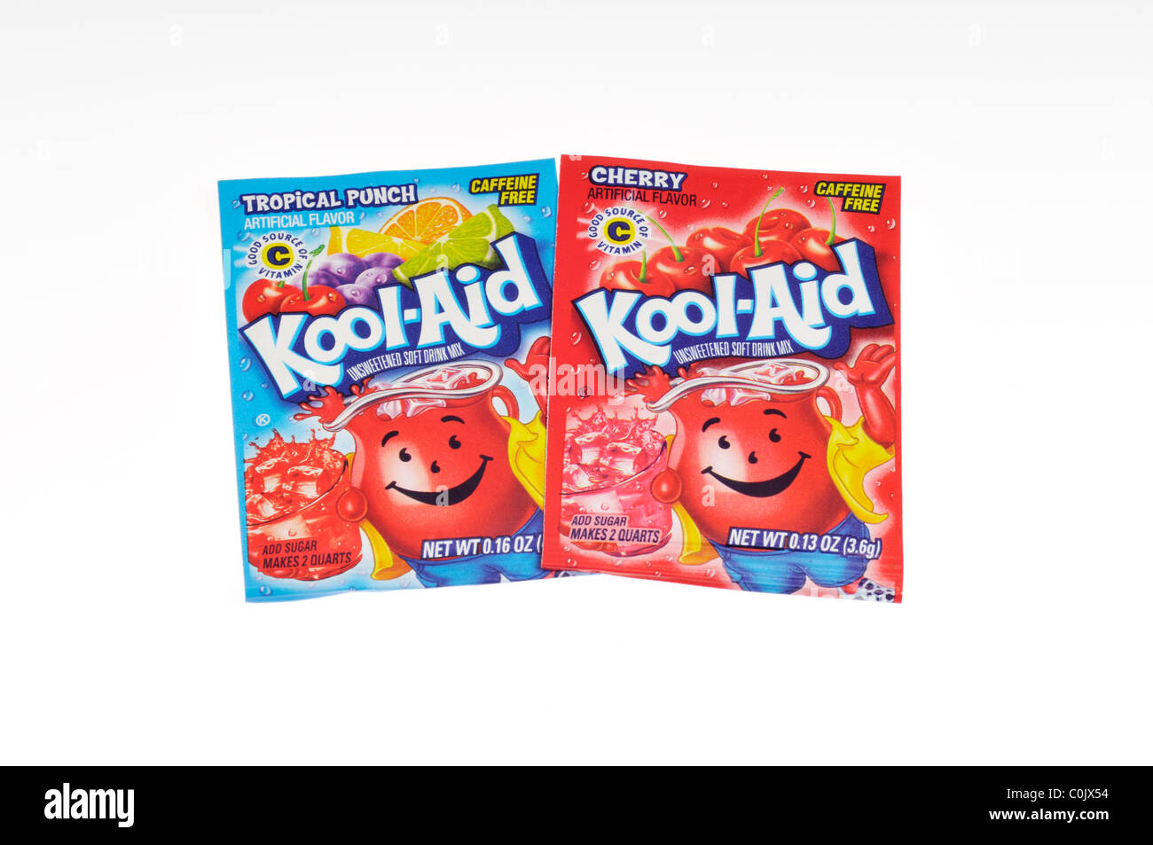 Pacchetti di Kool-Aid punch tropicali & Cherry bere mix su sfondo bianco, ritaglio. Foto Stock