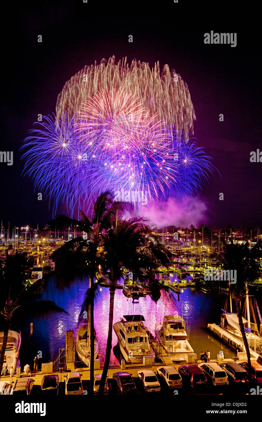 Quarto di luglio i fuochi d'artificio, Ala Wai Yacht Harbor, Waikiki, Honolulu Oahu, Hawaii Foto Stock