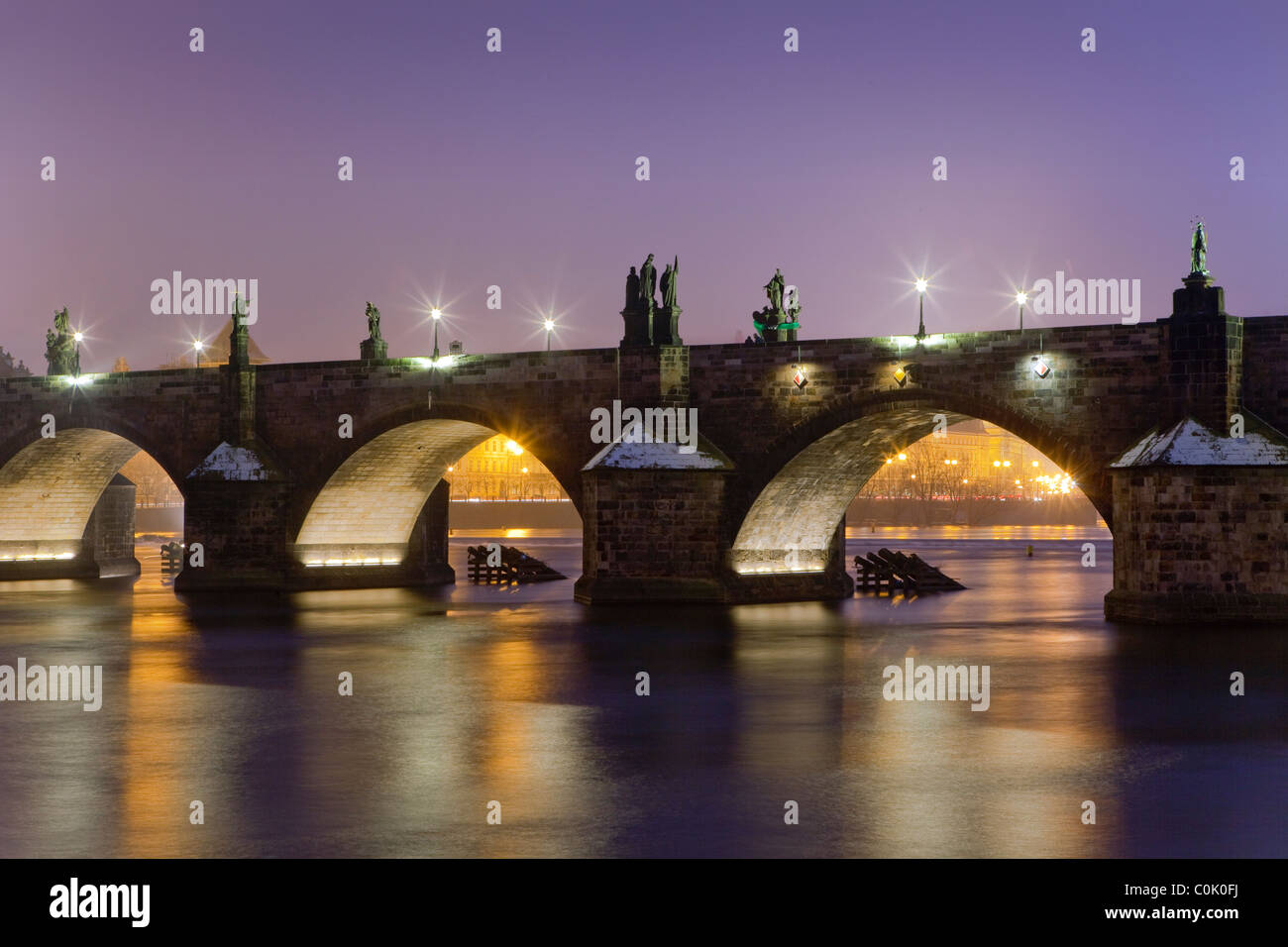 Repubblica ceca Praga - illuminato il ponte Carlo al tramonto in inverno Foto Stock