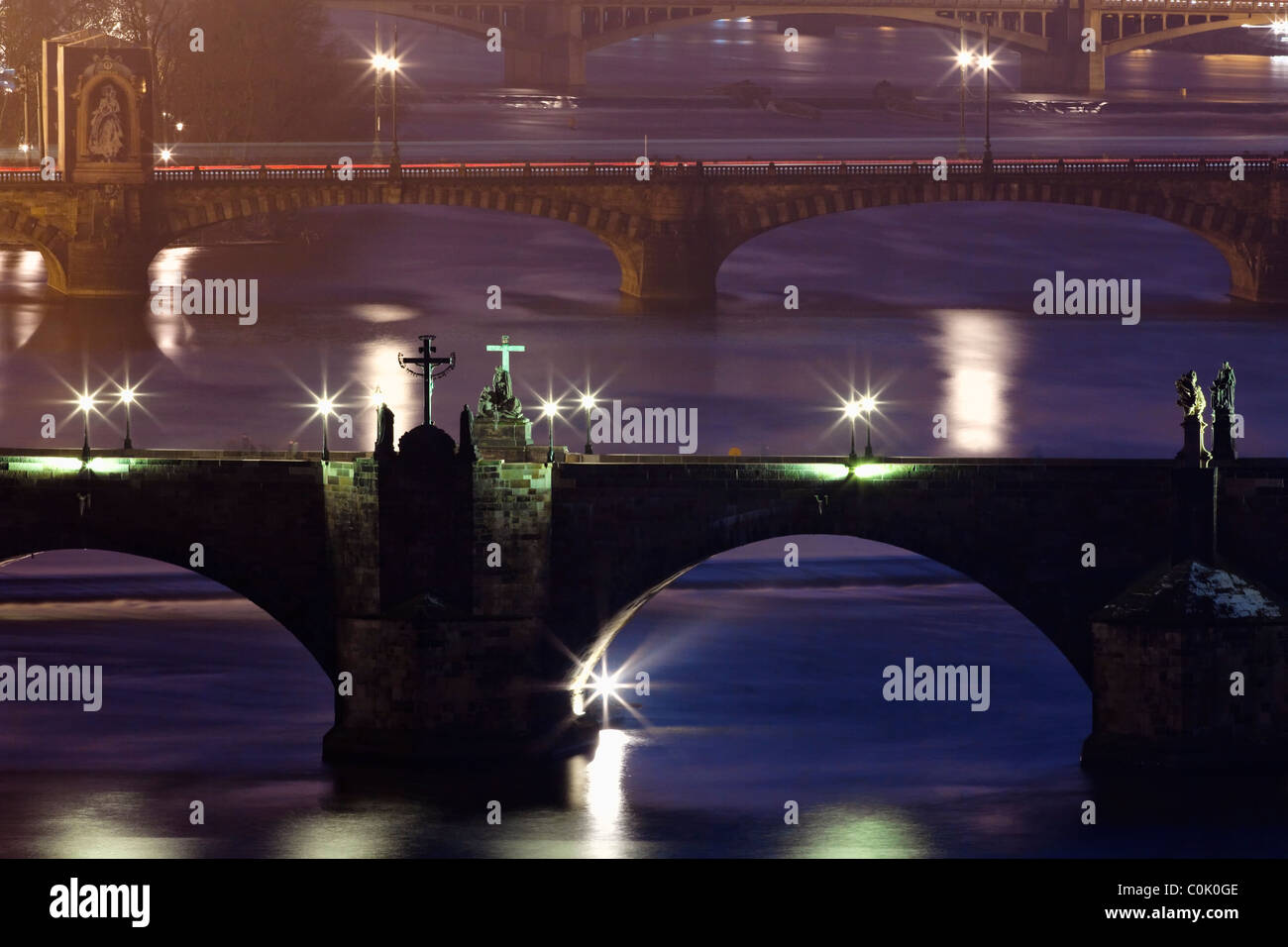 Praga - ponti sul fiume Moldava al crepuscolo - Charles Bridge a fuoco Foto Stock