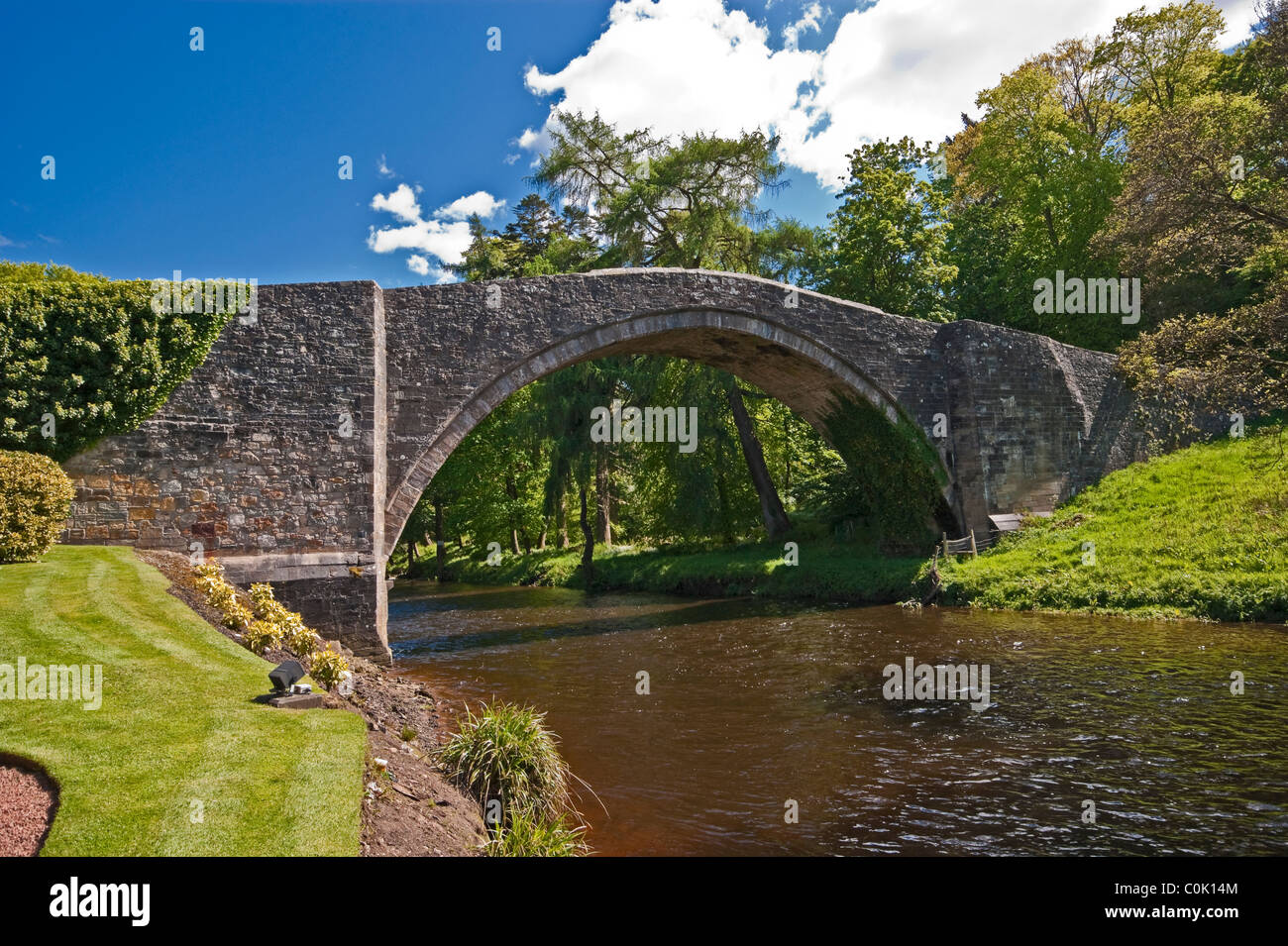 Brigantino medievale O'Doon presso il Burns National Heritage Park in Scozia Alloway che attraversano il fiume Doon Foto Stock