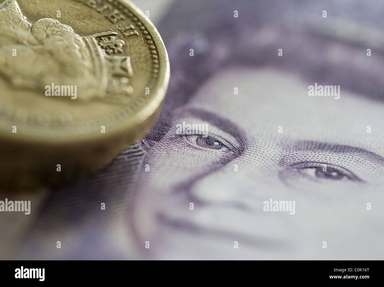 Venti sterline note e una libbra di monete sono impostati per una fotografia Foto Stock