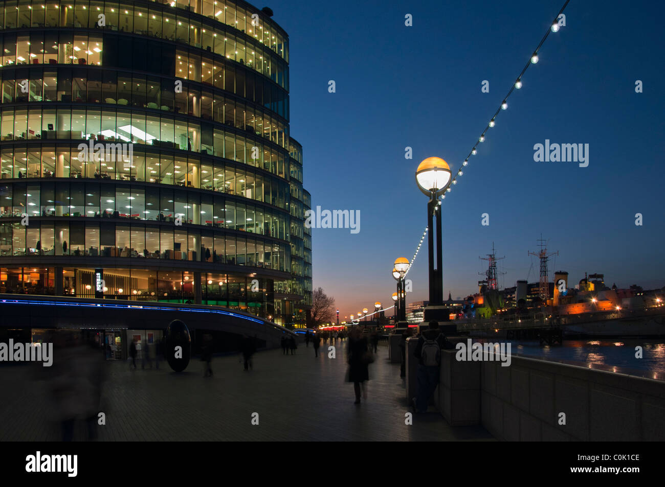 Il fiume Tamigi Embankment dopo il buio, Londra, Inghilterra. Foto Stock