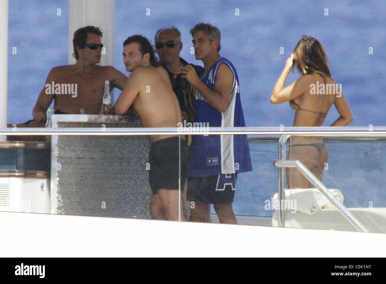 George Clooney orologi Cindy Crawford attraverso il binocolo mentre suo  marito Rande Gerber guarda a rilassarsi in vacanza su uno yacht Foto stock  - Alamy