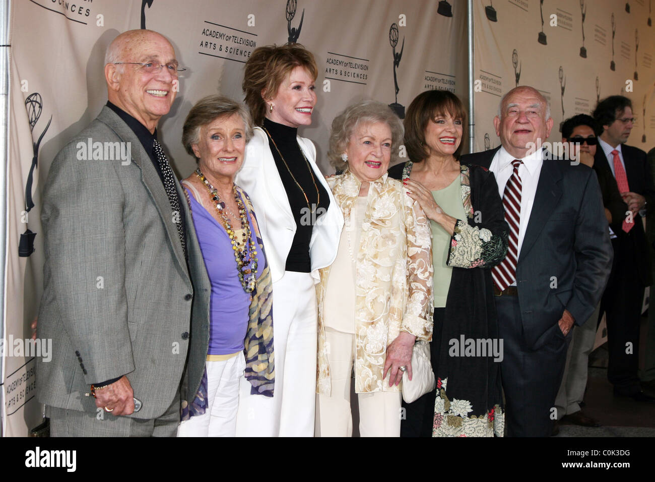 Gavin MacLeod, clori Leachman, Mary Tyler Moore, Betty White, Valerie Harper, & Ed Asner arrivando al ATAS onori Betty Foto Stock