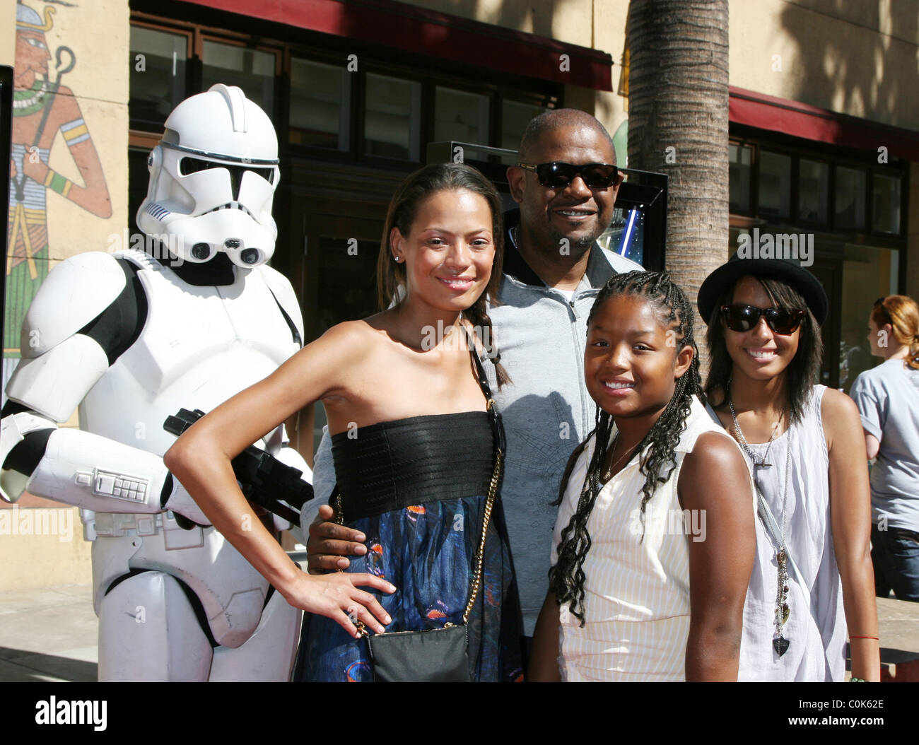Forest Whitaker e moglie Keisha Whitaker con i loro figli "Star Wars: The Clone Wars' premiere presso il teatro egiziano - Foto Stock