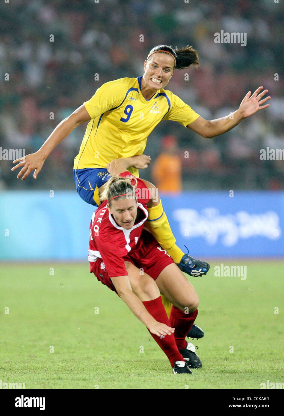 Jessica Landstrom di Svezia compete per la sfera nel gruppo match tra la Svezia e il Canada nel calcio femminile Foto Stock