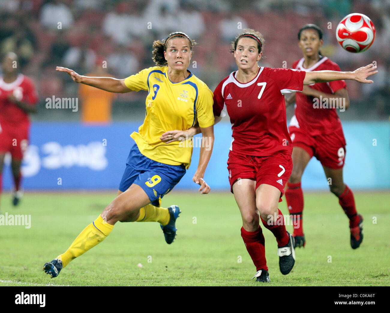 Jessica Landstrom di Svezia compete per la sfera nel gruppo match tra la Svezia e il Canada nel calcio femminile Foto Stock