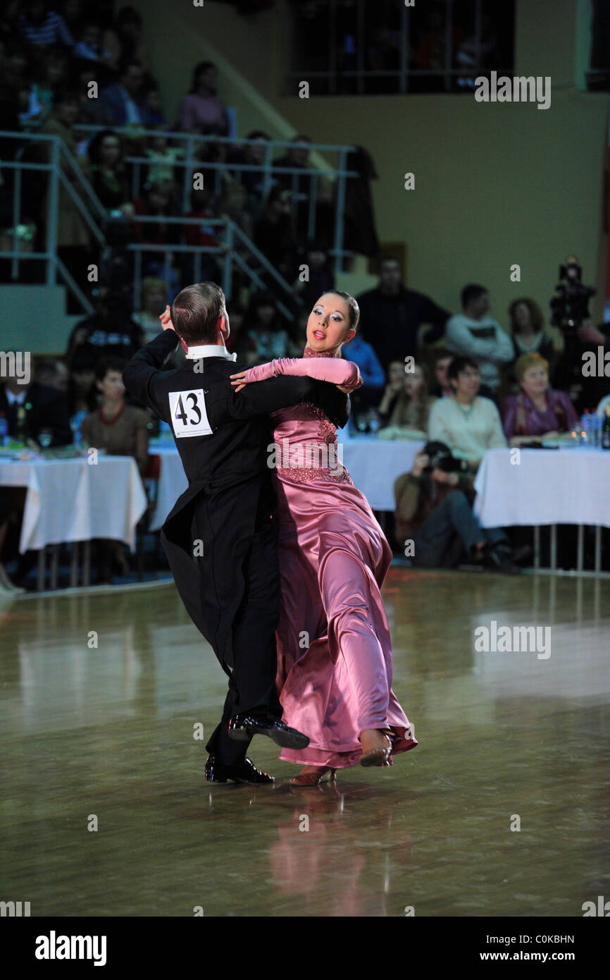 Ballerini in una sala da ballo Foto Stock